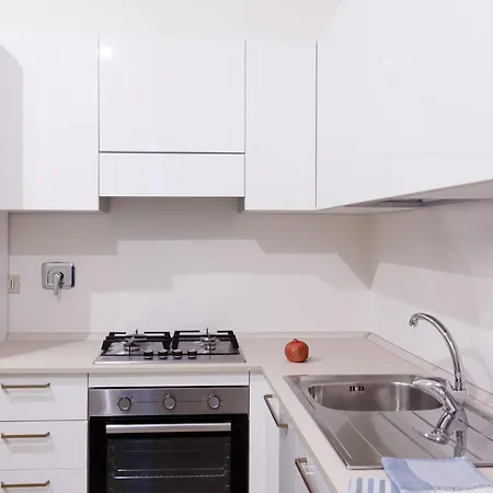 Renovated 3 Bedroom In The Center Apartment *